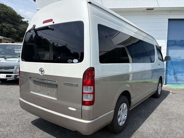 2005 Toyota Hiace – thumbnail 2