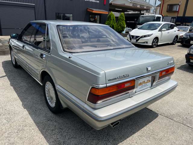 1990 Nissan Gloria – thumbnail 4