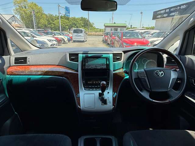 2010 Toyota Alphard – thumbnail 2
