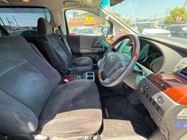 2010 Toyota Alphard – thumbnail 3