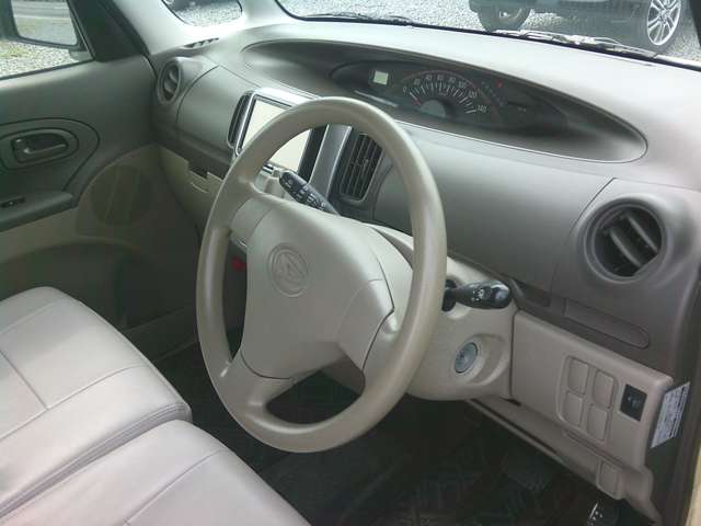 2010 Daihatsu Tanto – thumbnail 2