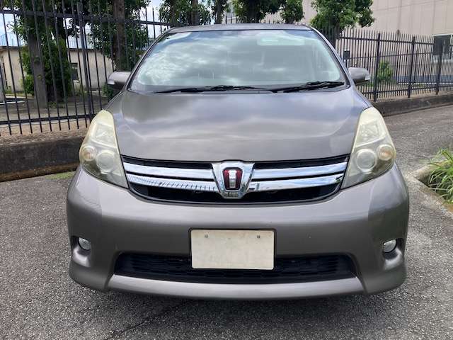 2011 Toyota Isis – thumbnail 2