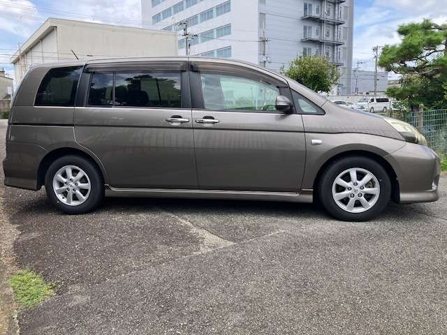2011 Toyota Isis – thumbnail 4