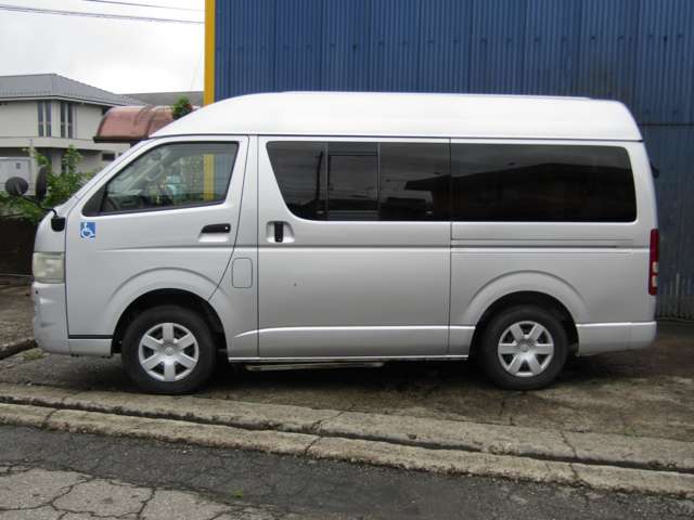 2010 Toyota Regius Ace – thumbnail 2