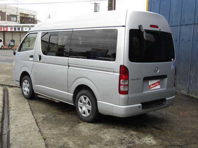 2010 Toyota Regius Ace – thumbnail 3