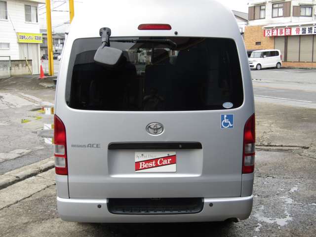 2010 Toyota Regius Ace – thumbnail 4