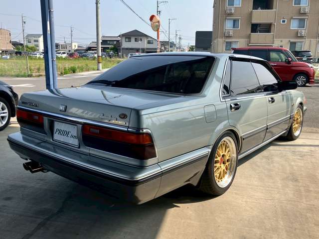 1989 Nissan Gloria Sedan – thumbnail 2
