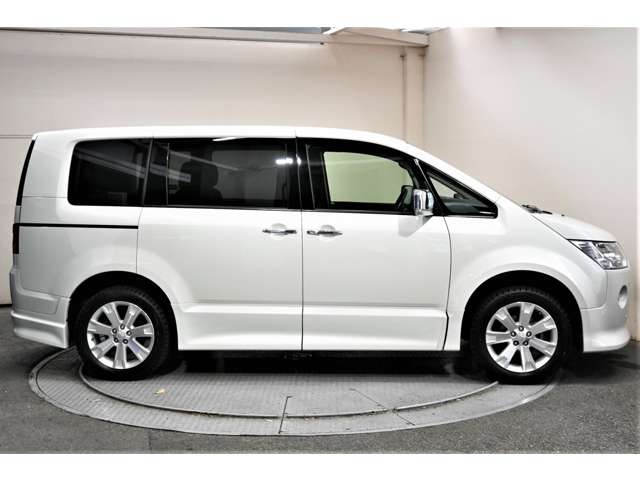 2010 Mitsubishi Delica D:5 – thumbnail 3