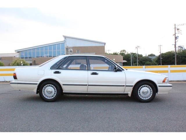 1989 Nissan Gloria – thumbnail 2