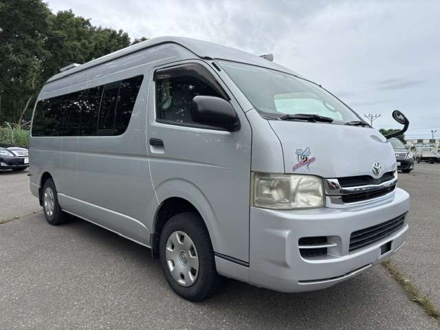2010 Toyota Hiace – thumbnail 2