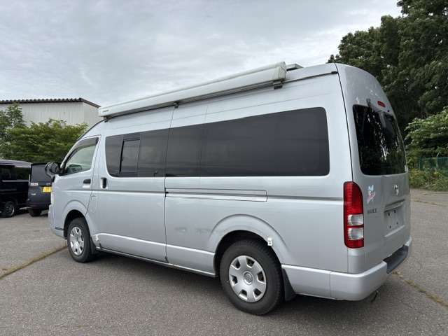 2010 Toyota Hiace – thumbnail 3