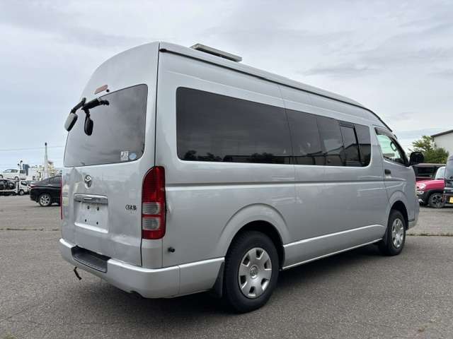 2010 Toyota Hiace – thumbnail 4