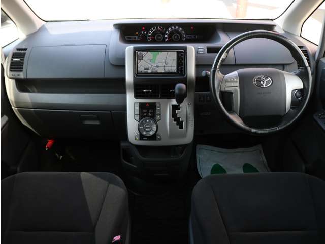 2009 Toyota Noah – thumbnail 4
