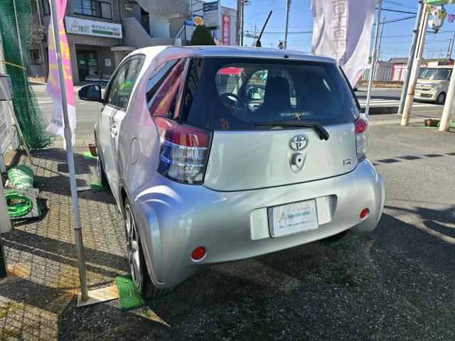 2010 Toyota iQ – thumbnail 2