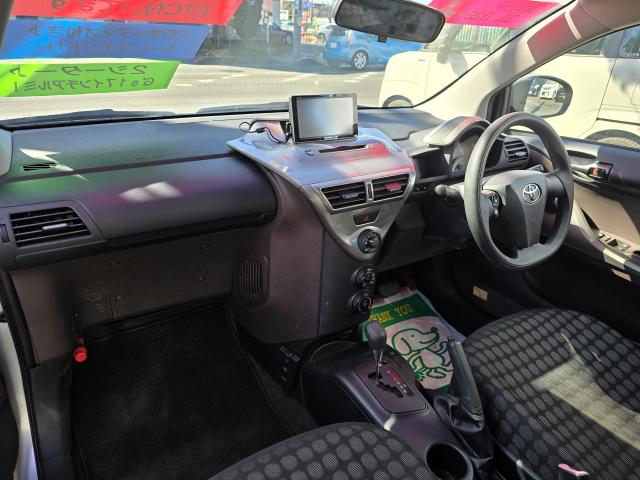2010 Toyota iQ – thumbnail 3
