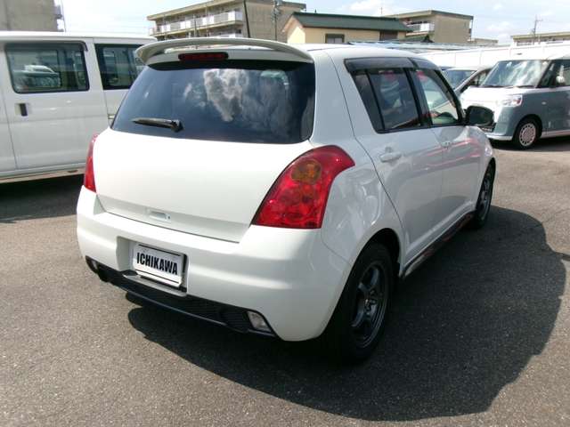 2010 Suzuki Swift – thumbnail 3