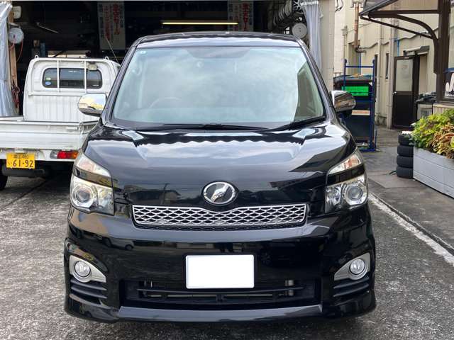 2010 Toyota Voxy – thumbnail 2
