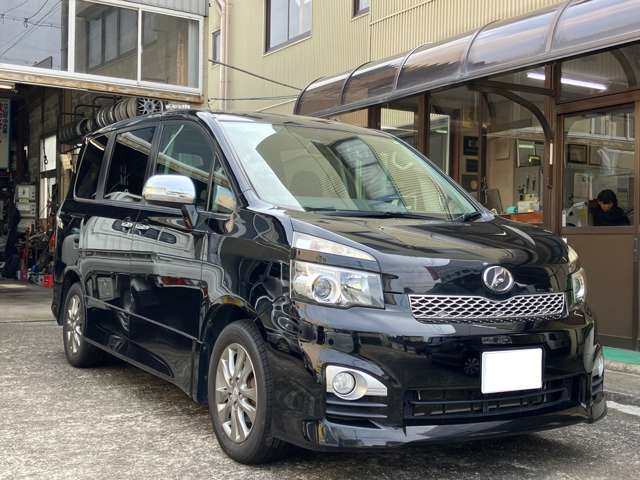 2010 Toyota Voxy – thumbnail 3