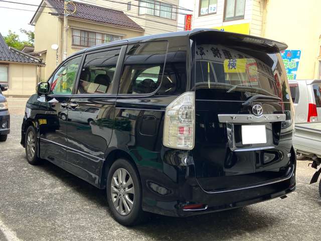 2010 Toyota Voxy – thumbnail 4
