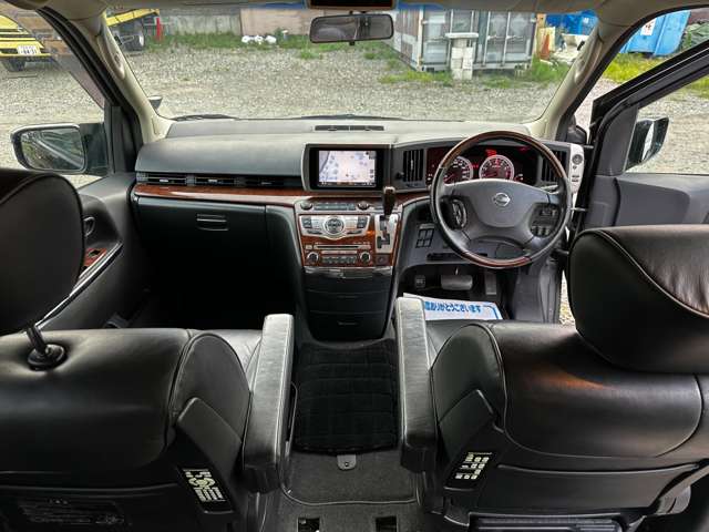 2009 Nissan Elgrand – thumbnail 4