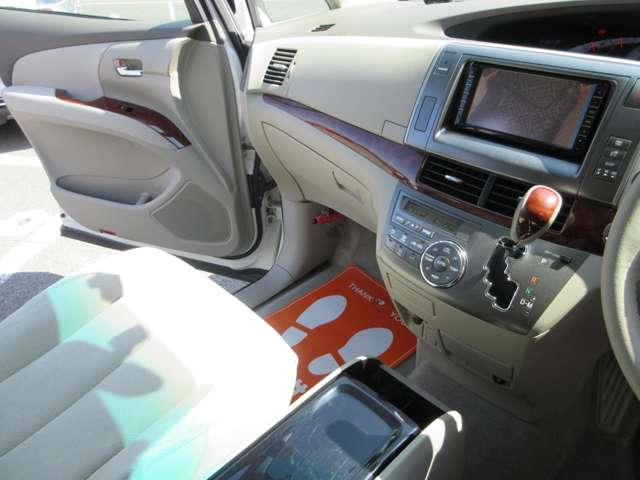 2010 Toyota Estima – thumbnail 2