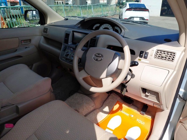 2009 Toyota Raum – thumbnail 3