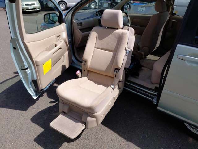 2009 Toyota Raum – thumbnail 4