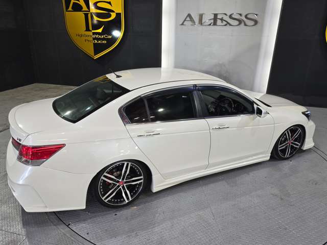 2010 Honda Inspire – thumbnail 2