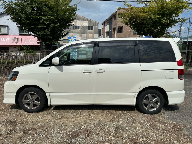 2005 Toyota Noah – thumbnail 2