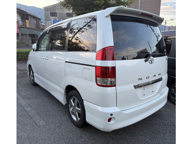 2005 Toyota Noah – thumbnail 3