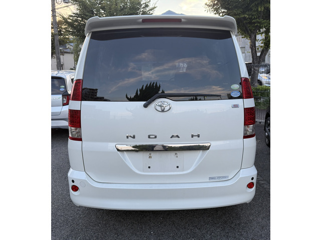 2005 Toyota Noah – thumbnail 4
