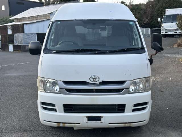 2010 Toyota Hiace – thumbnail 3