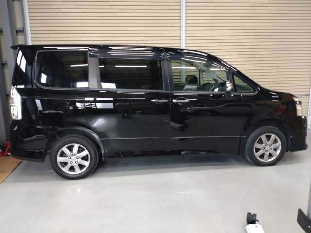 2009 Toyota Voxy – thumbnail 3