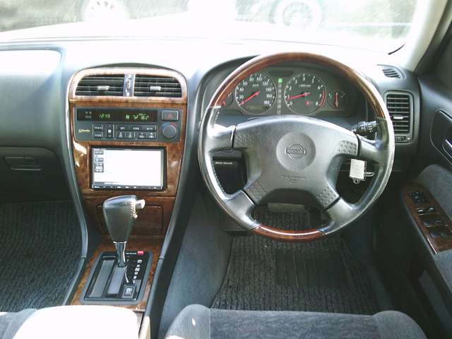 1997 Nissan Gloria – thumbnail 3