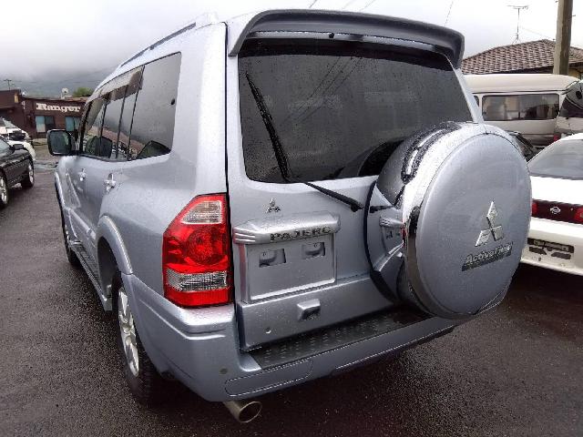 2005 Mitsubishi Pajero – thumbnail 2