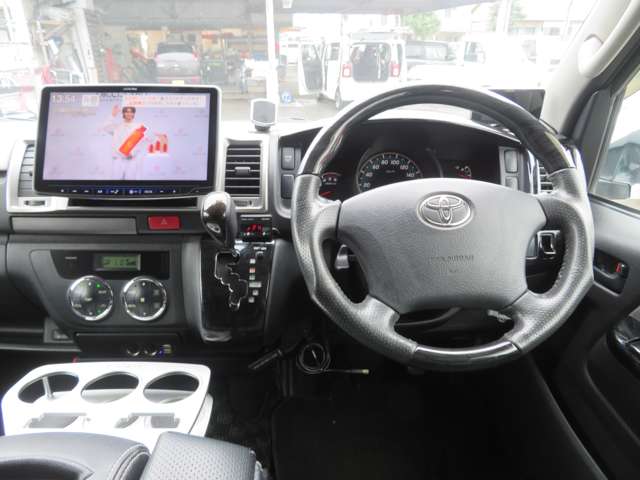 2011 Toyota Regius Ace – thumbnail 4