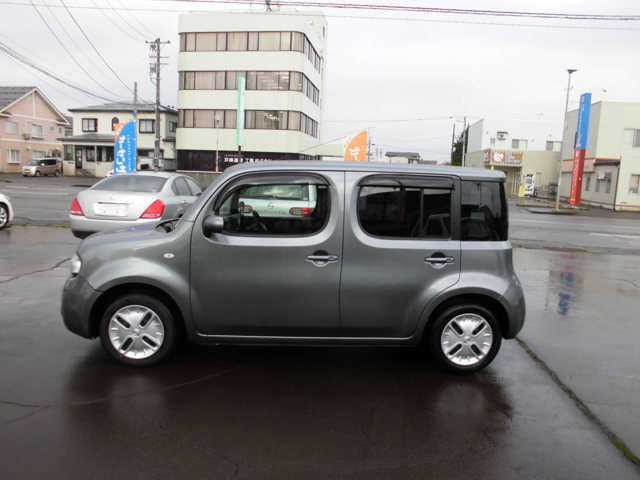 2010 Nissan Cube – thumbnail 2