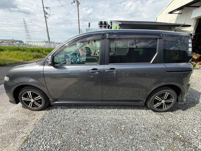 2010 Toyota Sienta – thumbnail 3