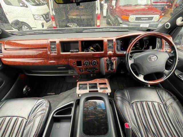 2009 Toyota Hiace – thumbnail 3