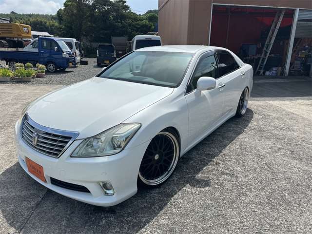 2011 Toyota Crown Royal – thumbnail 3