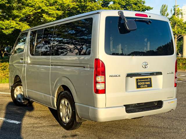 2011 Toyota Hiace – thumbnail 2