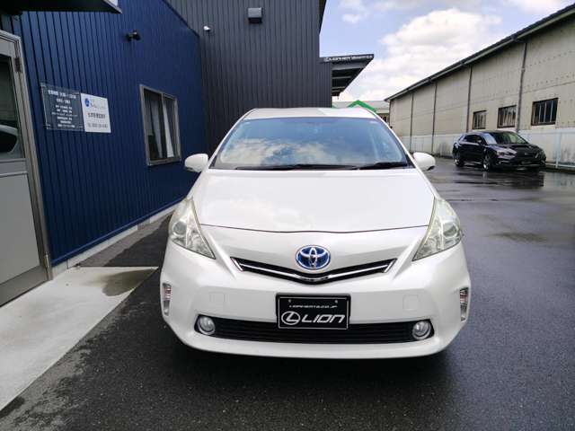 2011 Toyota Prius Alpha – thumbnail 2