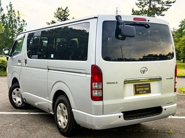 2009 Toyota Hiace – thumbnail 3