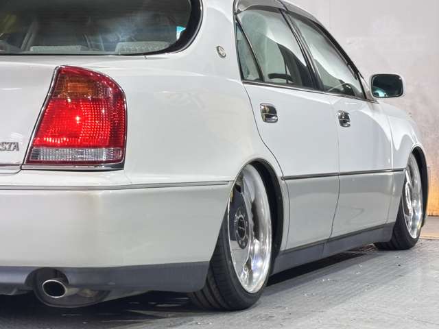 2000 Toyota Crown Majesta – thumbnail 3
