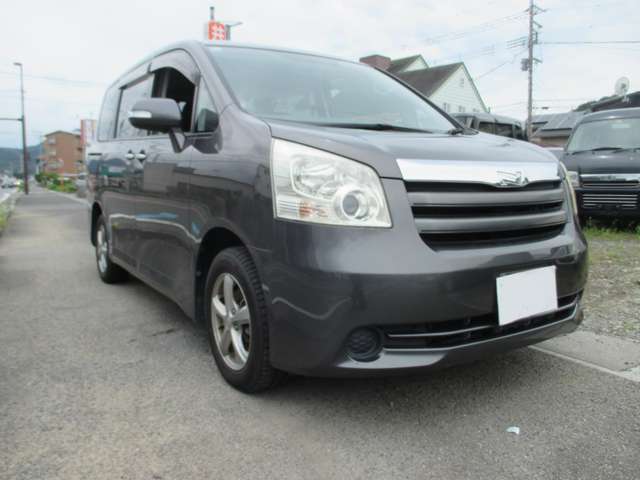 2009 Toyota Noah – thumbnail 4