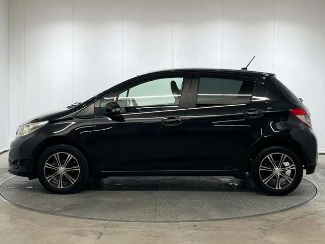 2011 Toyota Vitz – thumbnail 4
