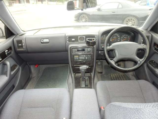 1995 Nissan Gloria – thumbnail 4