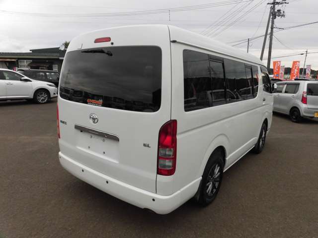 2010 Toyota Hiace – thumbnail 4