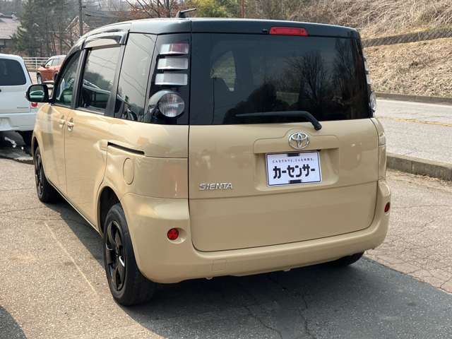 2010 Toyota Sienta – thumbnail 4
