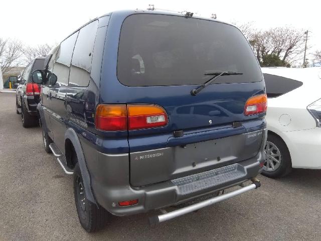 2001 Mitsubishi Delica Space Gear – thumbnail 2